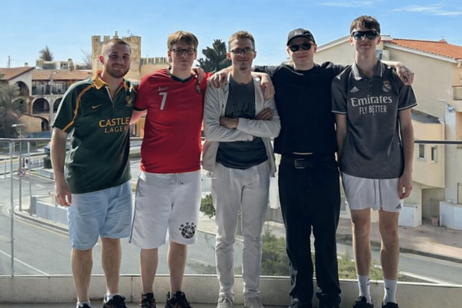 Groupe damis sur un balcon europeen